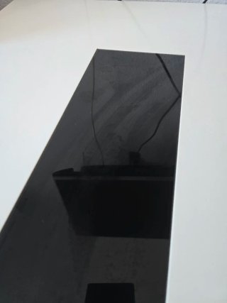 Mesa de comedor blanca y negra con cristal