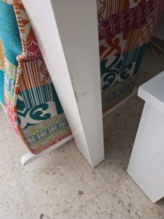 Mesa de comedor blanca y negra con cristal