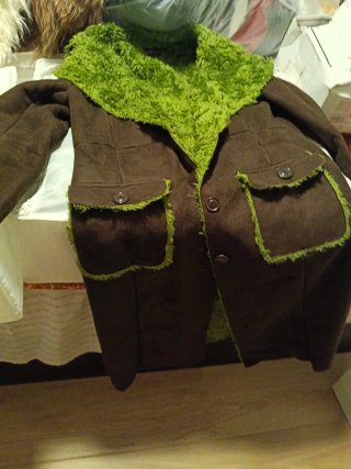 Abrigo marrón y verde