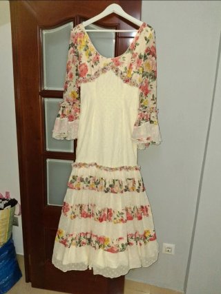 Traje de flamenca beige y multicolor