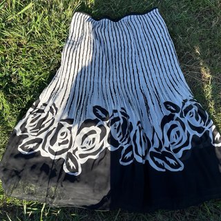 Falda plisada con estampado de rosas