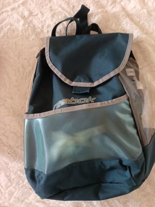 Mochila verde transparente.
