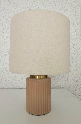 Lámpara de mesa rosa empolvado y dorada