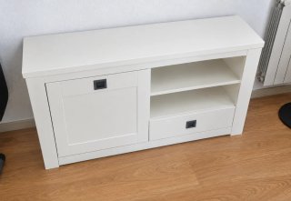 Mueble de comedor blanco y madera