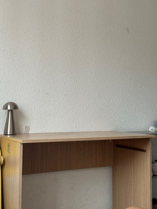 Mesa de escritorio de madera clara