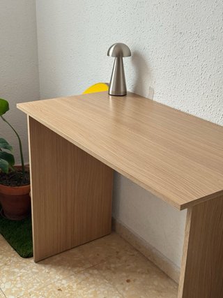 Mesa de escritorio de madera clara