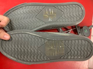 Zapatillas deportivas plateadas con purpurina