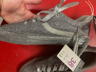Zapatillas deportivas plateadas con purpurina