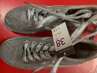 Zapatillas deportivas plateadas con purpurina
