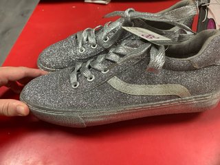 Zapatillas deportivas plateadas con purpurina