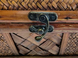 Bauletto portaoggetti vintage in legno e intreccio