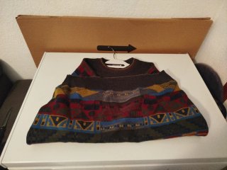 Jersey gris y multicolor con bordado