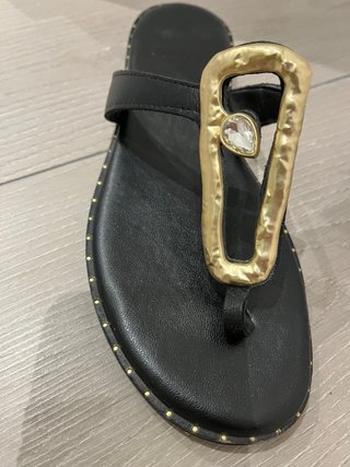 Sandalias negras cuero detalle dorado