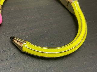 Pulsera estilo lapicero amarillo y dorado