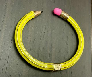 Pulsera estilo lapicero amarillo y dorado