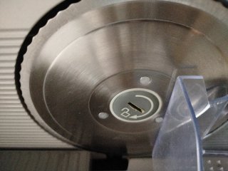 Cortador de fiambre gris y blanco. Marca Taurus
