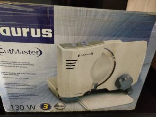 Cortador de fiambre gris y blanco. Marca Taurus