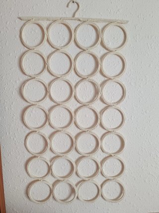 Colgador de pañuelos y bufandas beige