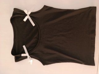 Camiseta negra con lazos blancos