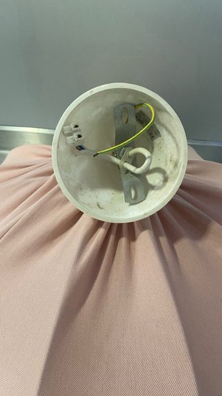 Lámpara de tela rosa y blanca