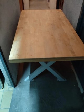 Mesa comedor madera clara con patas metálicas