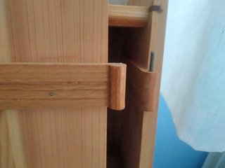 Estantería de madera colgante: diseño propio único