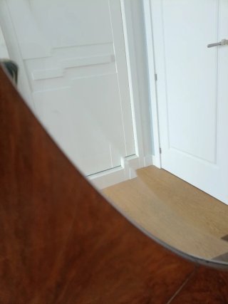 Cómoda de madera con espejo redondo