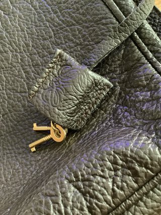Bolso Loewe Piel Negro y Dorado