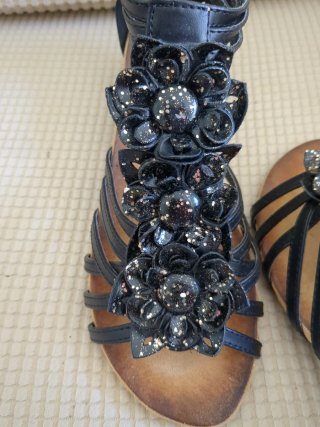 Zapatillas negras y con flores