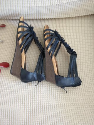 Zapatillas negras y con flores