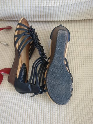 Zapatillas negras y con flores