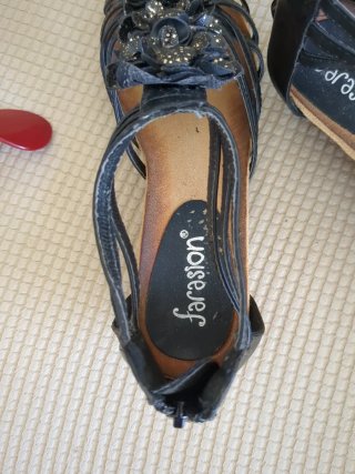Zapatillas negras y con flores