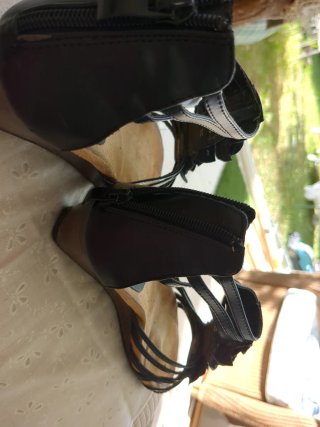 Zapatillas negras y con flores