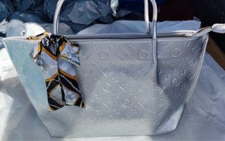 Bolso plateado con estampado