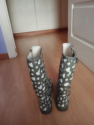 Botas de agua grises con corazones blancos T.38