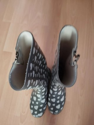 Botas de agua grises con corazones blancos T.38