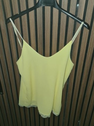 Top giallo con pizzo