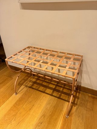 Banqueta de hierro forjado con asiento de madera