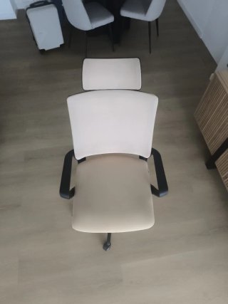 Silla de oficina con ruedas beige