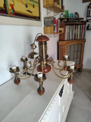 Lámpara de latón y mdera antigua.