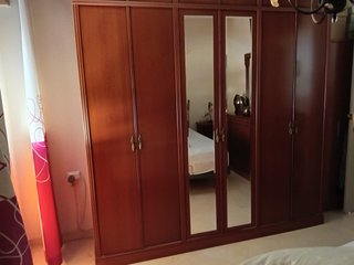 Cómoda de madera oscura