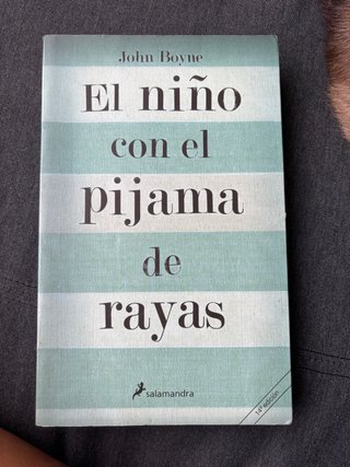 El niño con el pijama de rayas