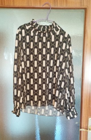 Blusa manga larga cuello alto estampado M/L