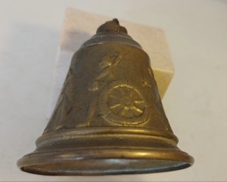 Campana antigua de bronce. Altura: 9,5 cm. Diámetr