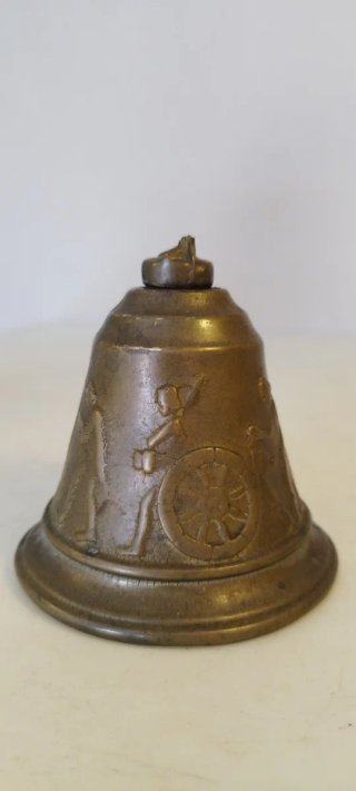Campana antigua de bronce. Altura: 9,5 cm. Diámetr