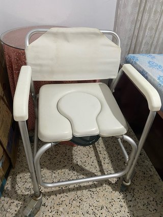 Silla de ducha con ruedas Precio negociable