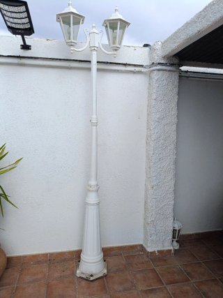 Farola de jardín blanca