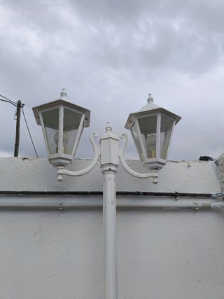 Farola de jardín blanca