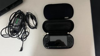 Sony PSP-1004 Negra + Funda y Cargador