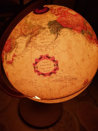 Globo Terráqueo Antiguo Iluminado